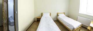 Хостелы Dream Hostel Carpathians Rakhiv Рахов Двухместный номер с 1 кроватью или 2 отдельными кроватями и собственной ванной комнатой-5