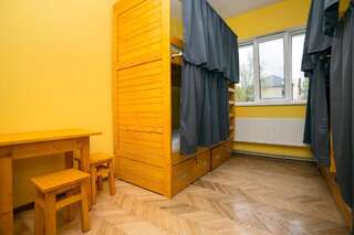 Хостелы Dream Hostel Carpathians Rakhiv Рахов Кровать в общем 6-местном номере-5