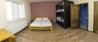 Хостелы Dream Hostel Carpathians Rakhiv Рахов Семейный номер с ванной комнатой-1